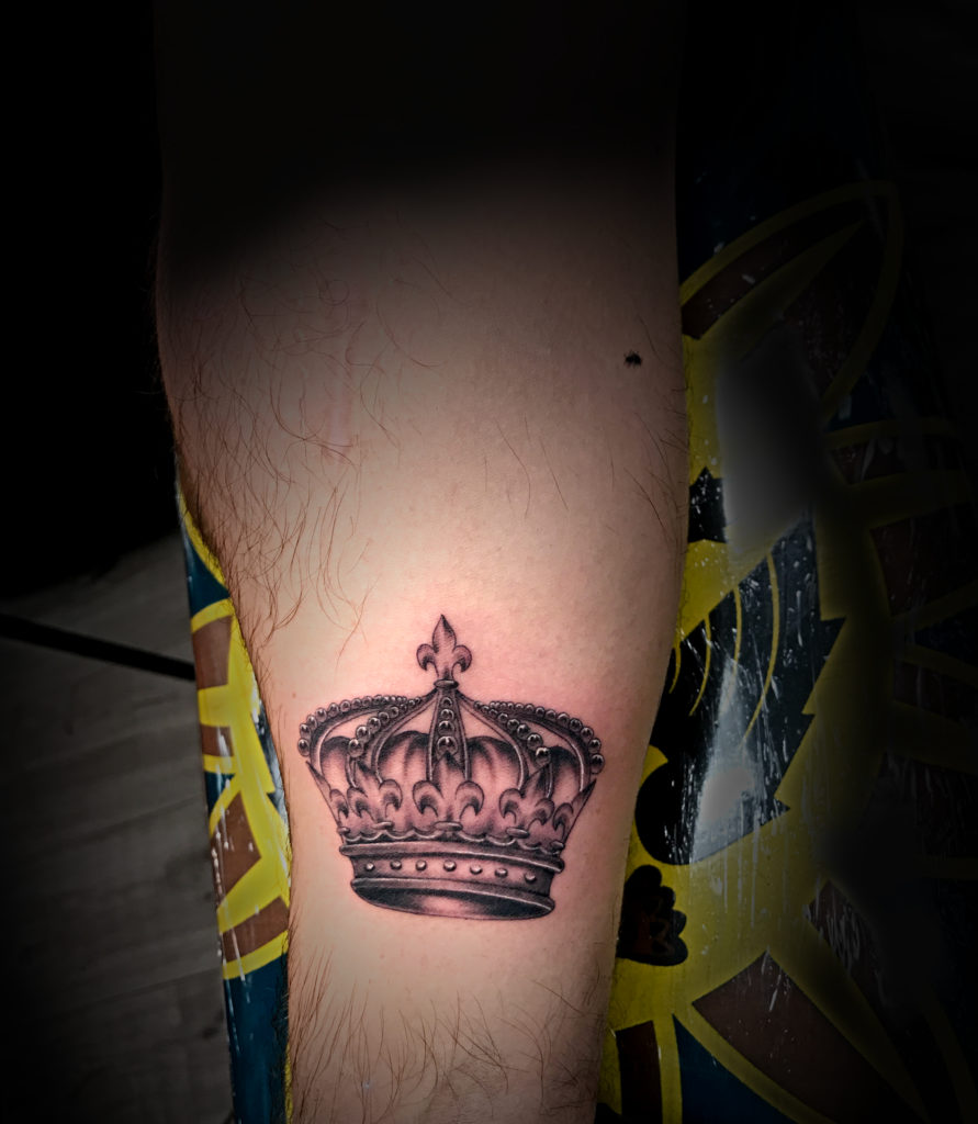 Q Tattoo in Huntington Beach - Sara Delara - the crown
