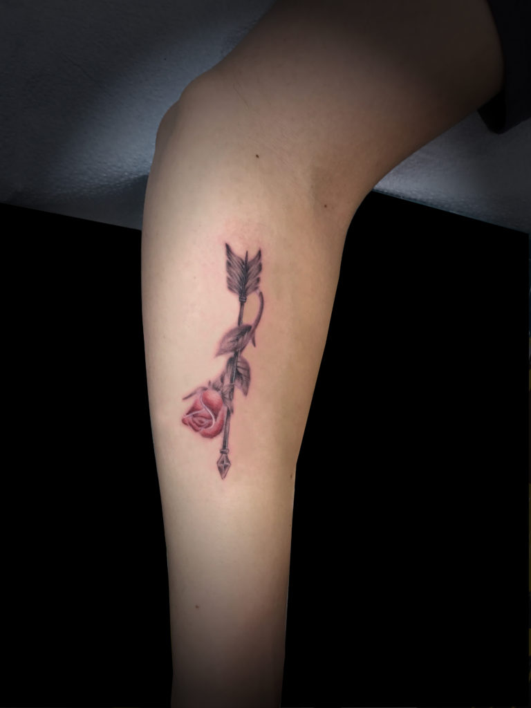 Q Tattoo in Huntington Beach - Sara Delara - arrow rose